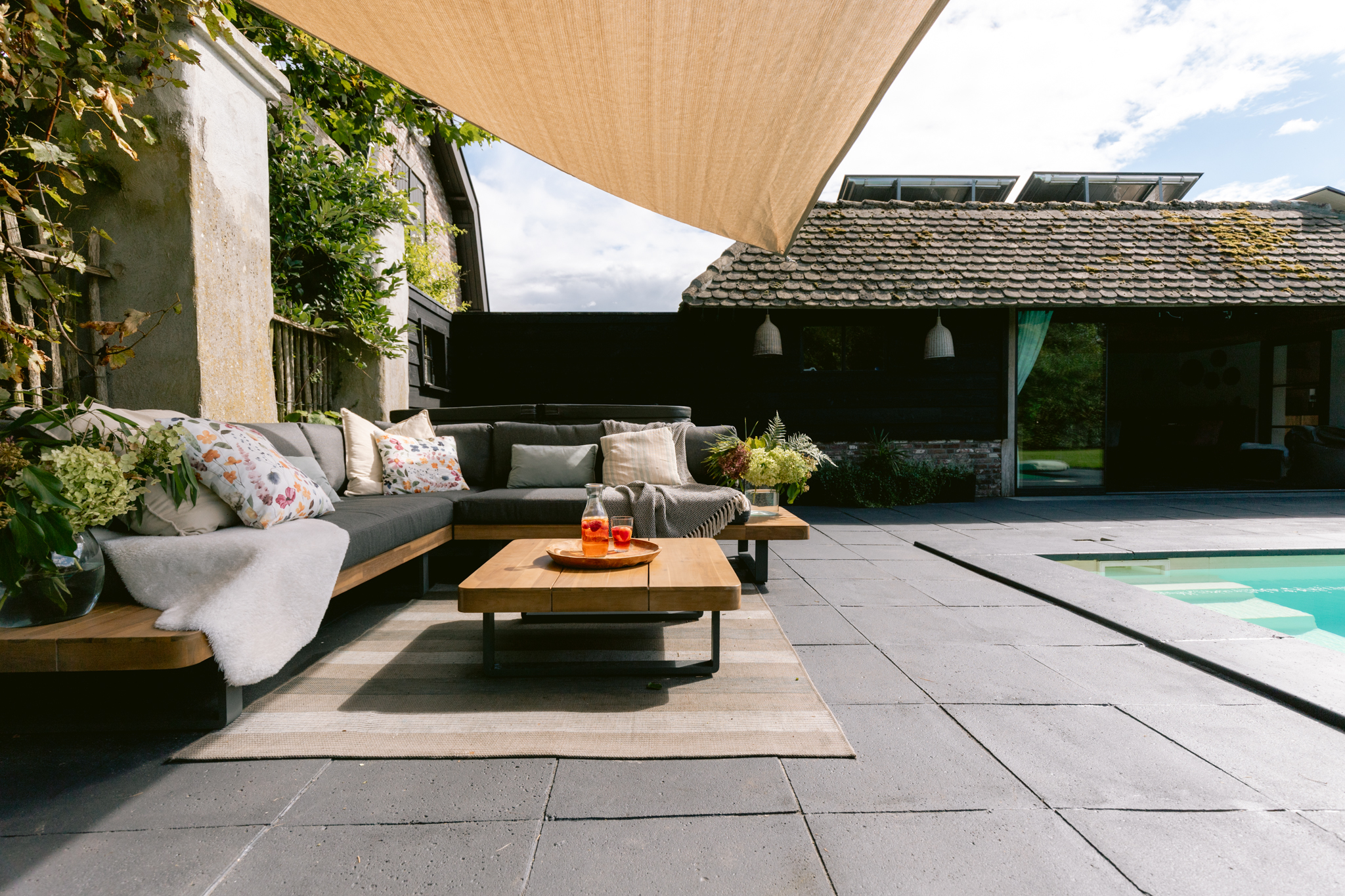 "Buiten vergaderen bij een landelijke vergaderlocatie met uitzicht op groen"