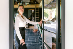 “Inspirerende vergaderlocatie midden in de natuur met rustgevende omgeving en ruimte voor teamverbinding.”