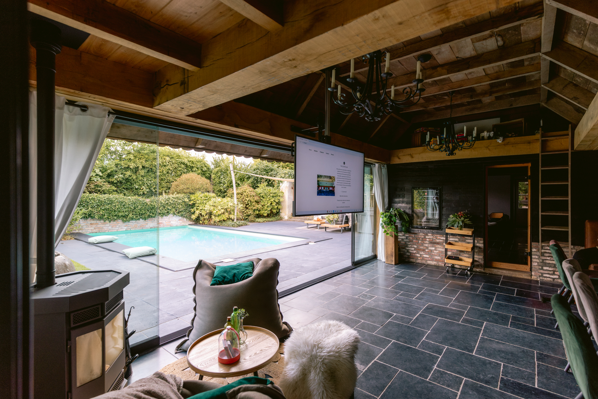 “Moderne vergaderfaciliteiten met presentatiescherm en comfortabele inrichting voor effectieve sessies.”