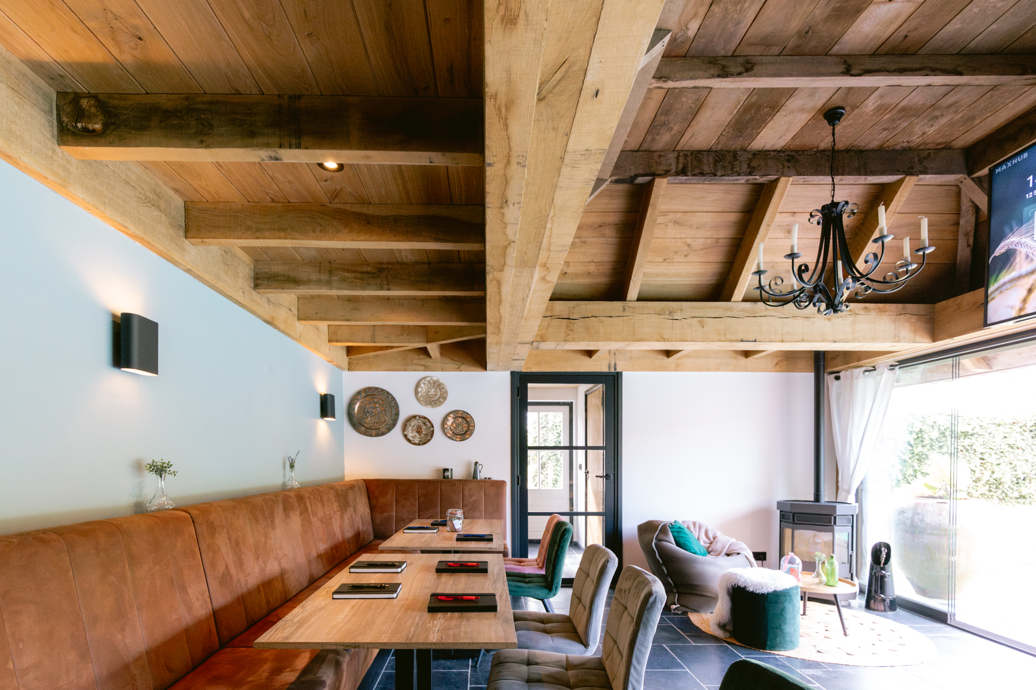 “Wanddecoratie in een huiselijke vergaderruimte met persoonlijke sfeer”