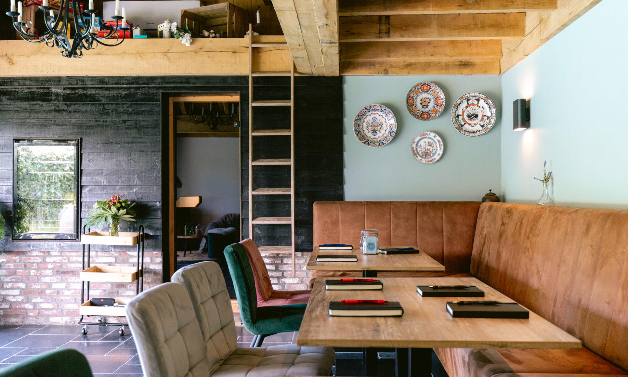 “Team in gesprek tijdens een inspirerende vergadering in een huiselijke, authentieke omgeving.”