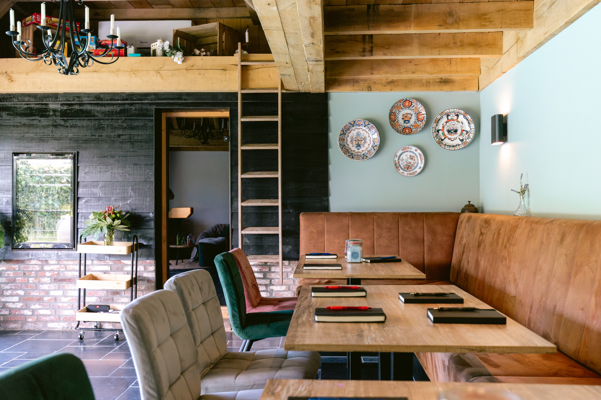 “Team in gesprek tijdens een inspirerende vergadering in een huiselijke, authentieke omgeving.”