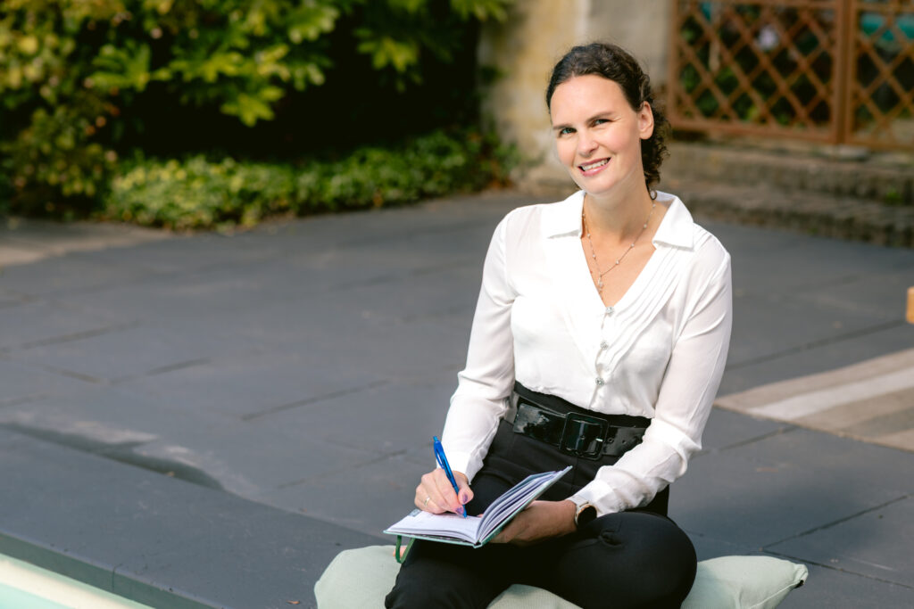 persoonlijk ontvangst in huiselijke vergaderruimte warme vergadersetting met natuurlijke materialen vergaderen in de natuur bij De Rogge