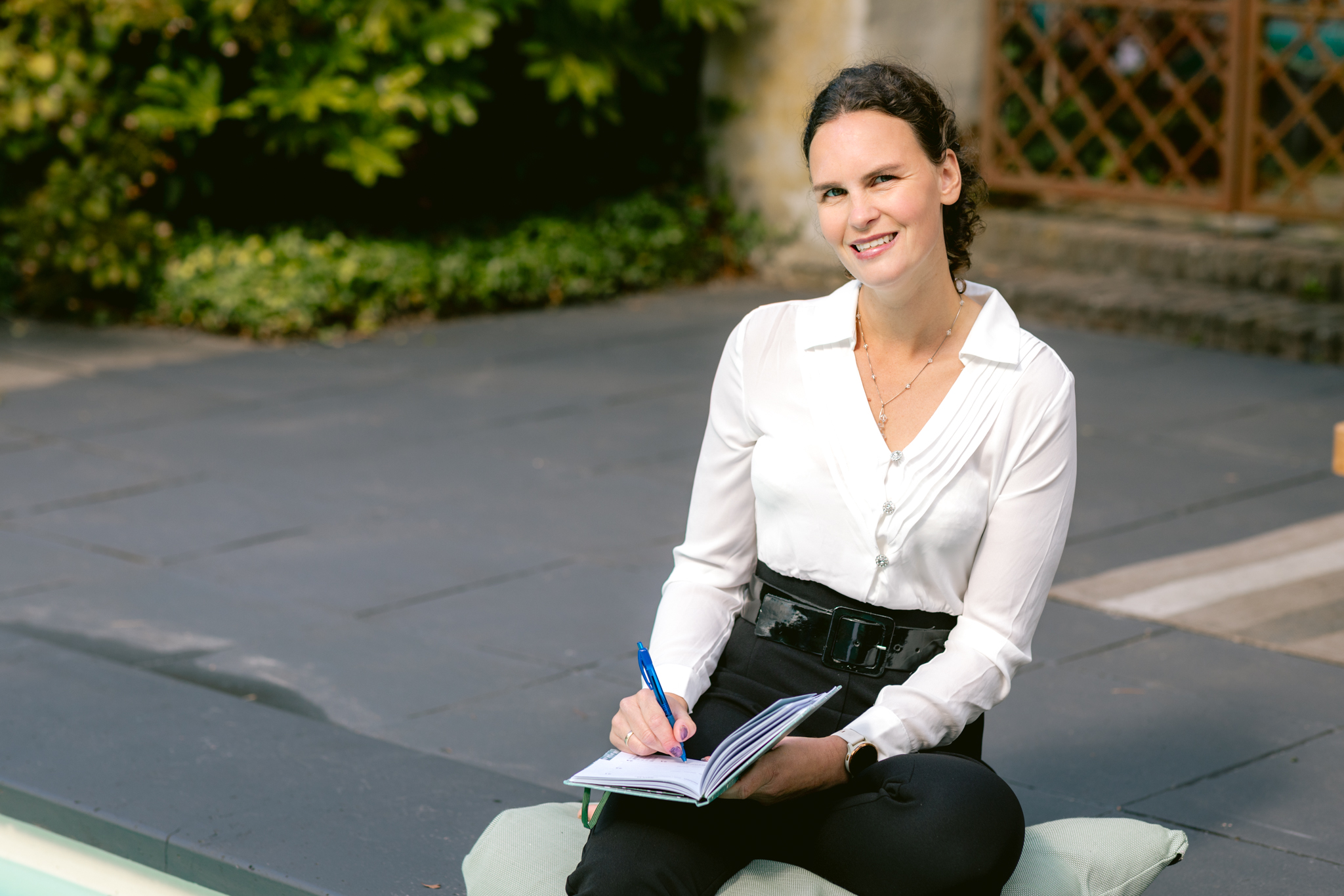 persoonlijk ontvangst in huiselijke vergaderruimte warme vergadersetting met natuurlijke materialen vergaderen in de natuur bij De Rogge