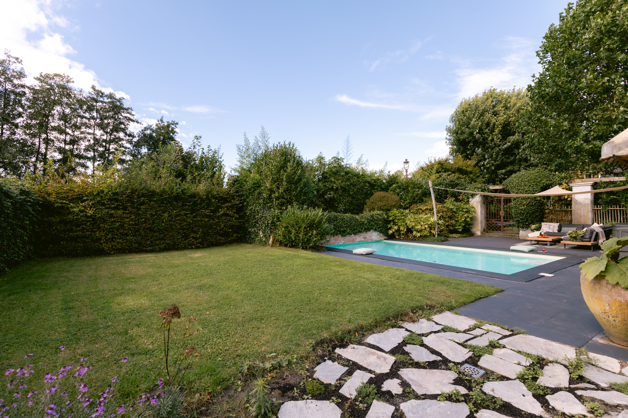 ““Struweelhaag langs oprit bij duurzame vergaderlocatie De Rogge” “Buiten vergaderen tussen bloemen en voedselbos in opbouw” “Wilgen en biodivers groen op locatie voor duurzame training” “Natuurlijke vergaderomgeving voor duurzaam ontmoeten in het groen”