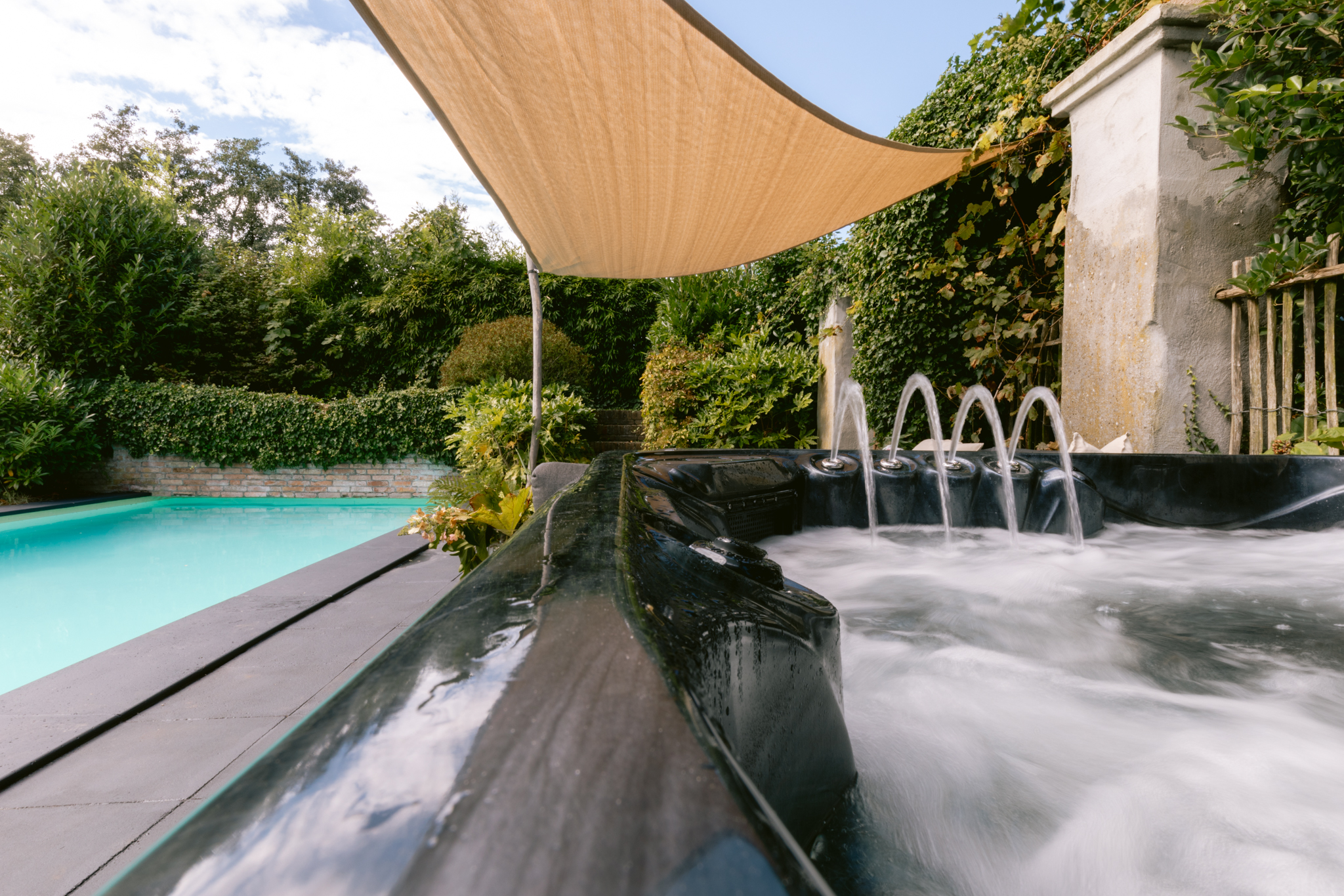 “Wellness tuin bij De Rogge met groenblijvende bamboe en serene, ontspannende buitenruimte.” Rustig vergaderen en mindful ontmoeten