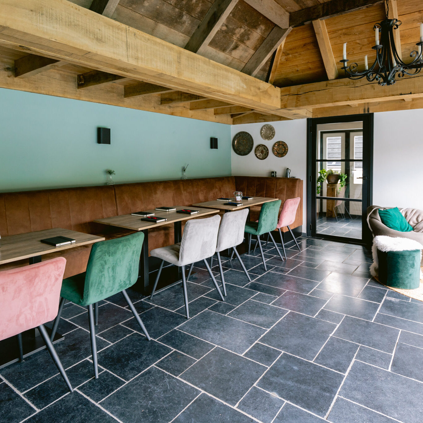 “Interieur van vergaderruimte met natuurlijke materialen en karaktervolle decoraties voor een rustige sfeer.”