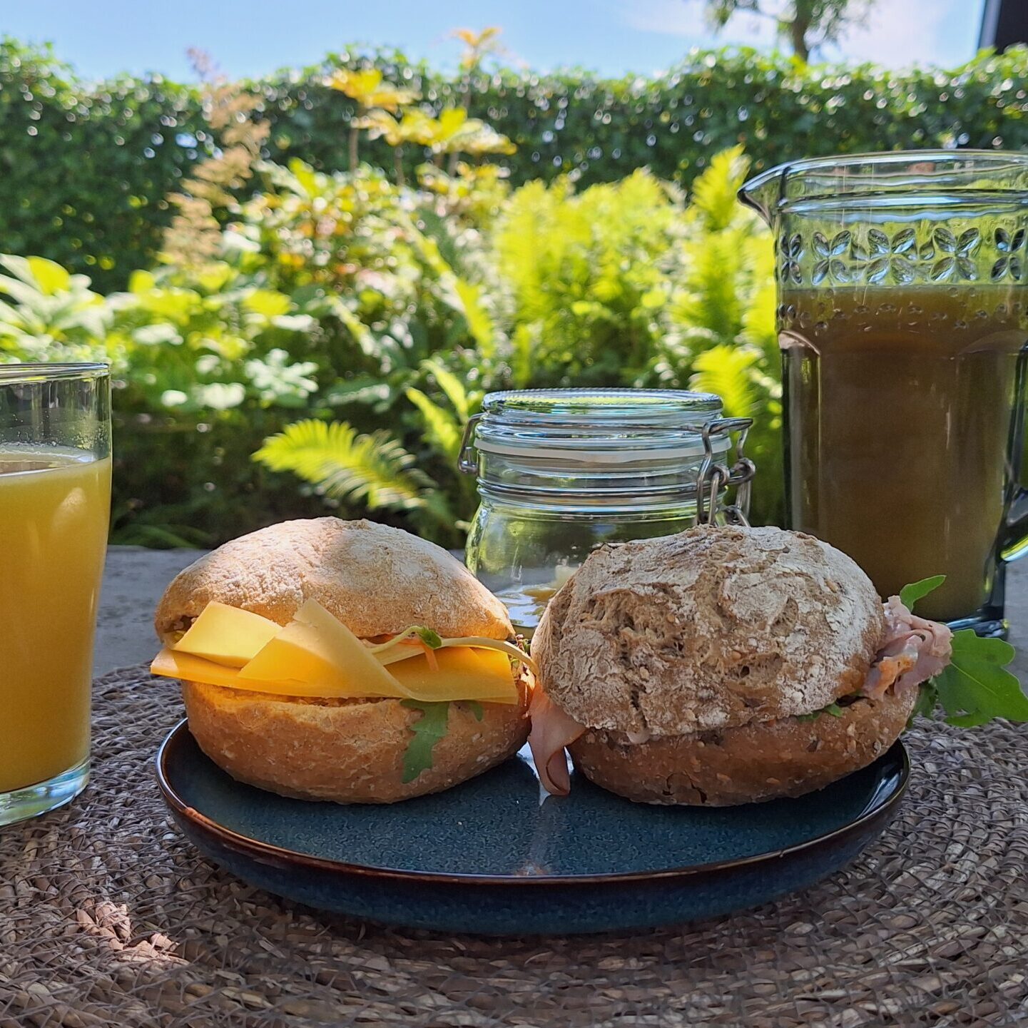 Huiselijke lunch tijdens een rustige vergadersessie op landelijke locatie Gezonde en huisgemaakte lunch als onderdeel van een landelijke vergaderdag Sfeervolle lunchpauze in een rustige, natuurlijke vergaderomgeving Lunchmoment tijdens een persoonlijke bijeenkomst in landelijke setting